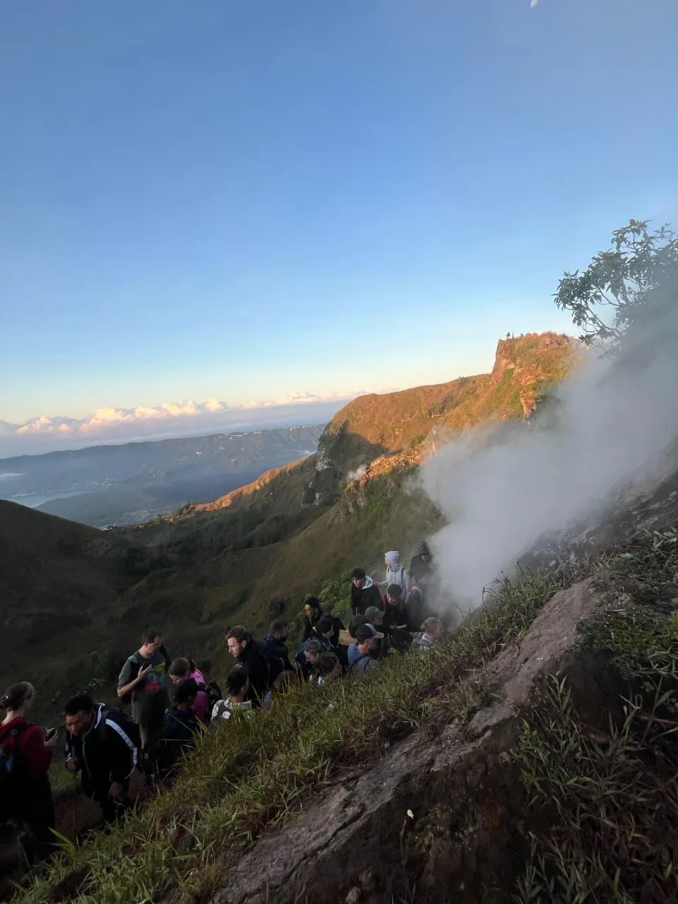 Matahari terbit di atas Gunung Batur dan Danau Batur, Kintamani, Bali